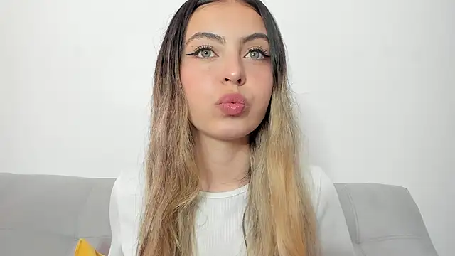 Snapshot of Fernanda_aaaa chatting on 05-12-26, 03:18 Fernanda aaaa online show from 05-12-26, 03:18