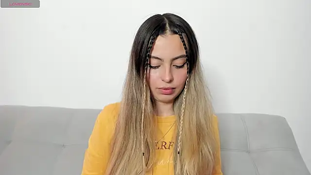 Snapshot of Fernanda_aaaa chatting on 05-13-26, 03:30 Fernanda aaaa online show from 05-13-26, 03:30