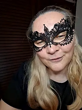 Snapshot of MaskedQueen77 chatting on 05-11-26, 04:04 MaskedQueen77 online show from 05-11-26, 04:04