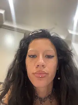 Snapshot of luxxlola chatting on 06-07-26, 02:06 luxxlola online show from 06-07-26, 02:06