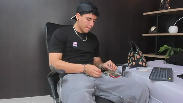 Snapshot of Tobias_Vega chatting on 02-24-26, 05:58 Tobias Vega online show from 02-24-26, 05:58