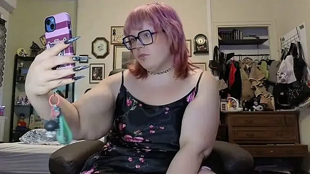Snapshot of ProfaneHekate chatting on 06-17-26, 06:29 ProfaneHekate online show from 06-17-26, 06:29
