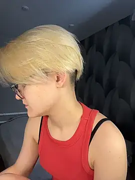 LuunaDorean online show from 02-12-26, 07:52