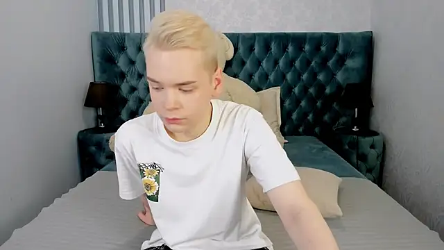 Snapshot of Je_Salvatore chatting on 03-04-26, 07:27 Je Salvatore online show from 03-04-26, 07:27