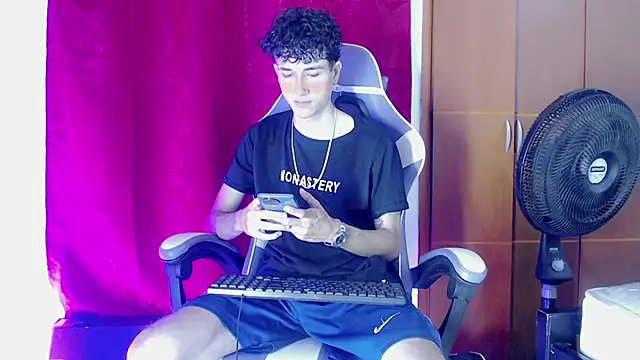 Snapshot of Johnny_cagee_ chatting on 02-05-26, 11:44 Johnny cagee online show from 02-05-26, 11:44