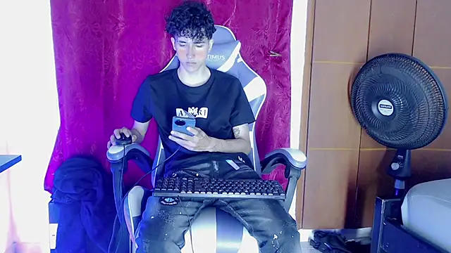 Snapshot of Johnny_cagee_ chatting on 02-16-26, 11:24 Johnny cagee online show from 02-16-26, 11:24