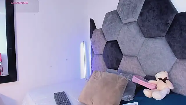 Snapshot of DulceJones chatting on 02-20-26, 10:01 DulceJones online show from 02-20-26, 10:01