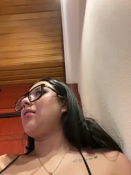 Snapshot of Violetta_pinkk1 chatting on 02-18-26, 04:43 Violetta pinkk1 online show from 02-18-26, 04:43