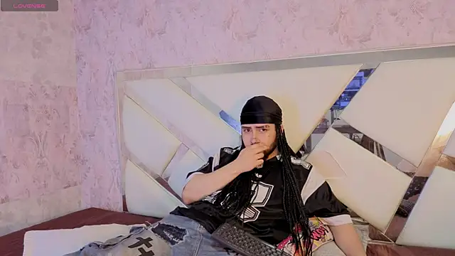 Snapshot of Benny_and_Mark chatting on 02-13-26, 04:01 Benny and Mark online show from 02-13-26, 04:01