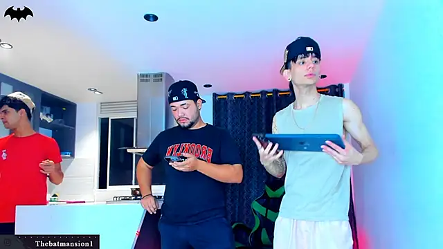 Snapshot of TheBatMansion chatting on 02-26-26, 01:16 TheBatMansion online show from 02-26-26, 01:16