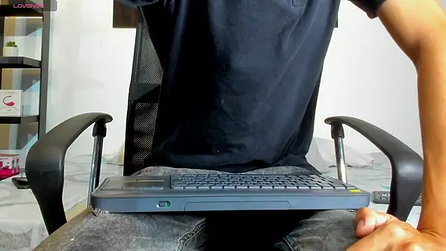 Snapshot of milo_cruz_ chatting on 04-12-26, 12:30 milo cruz online show from 04-12-26, 12:30
