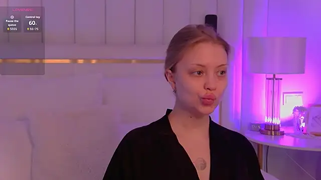 Snapshot of MollyHilton chatting on 02-13-26, 05:57 MollyHilton online show from 02-13-26, 05:57