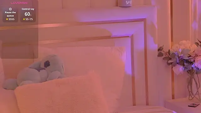 Snapshot of MollyHilton chatting on 02-18-26, 07:43 MollyHilton online show from 02-18-26, 07:43