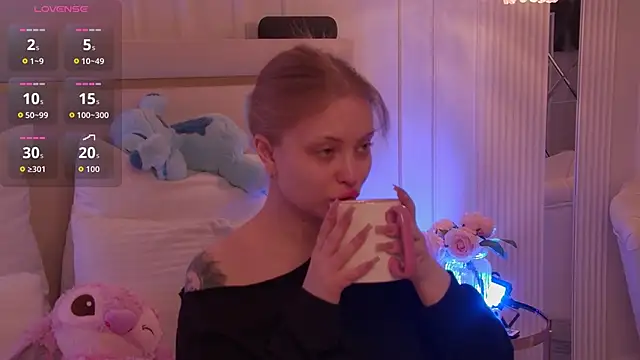 Snapshot of MollyHilton chatting on 02-03-26, 03:04 MollyHilton online show from 02-03-26, 03:04