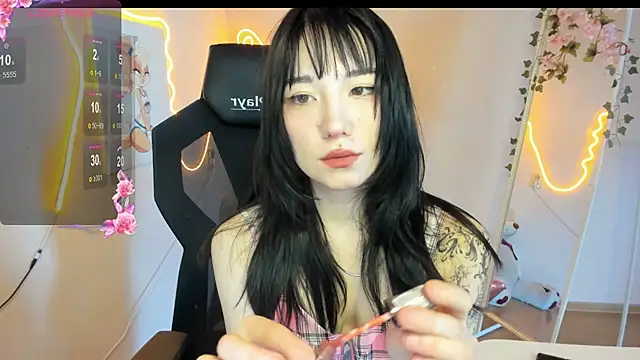 AliceeinWonderlanddd online show from 04-10-26, 02:51