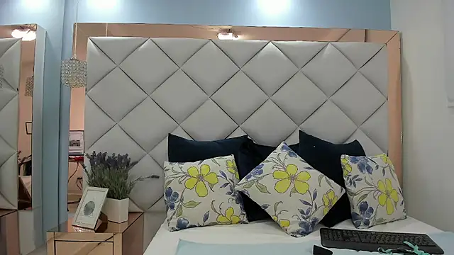 crystalstonee online show from 04-21-26, 09:43