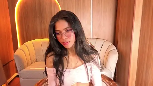 Snapshot of Alina_b_ chatting on 04-21-26, 01:42 Alina b online show from 04-21-26, 01:42