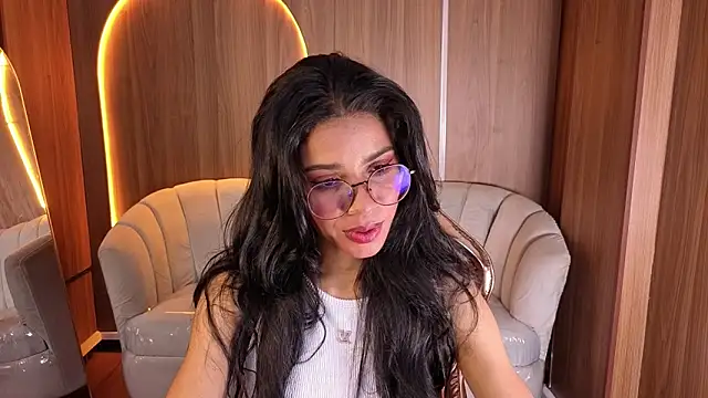 Snapshot of Alina_b_ chatting on 02-20-26, 08:22 Alina b online show from 02-20-26, 08:22