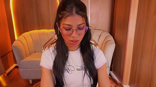 Snapshot of Alina_b_ chatting on 05-26-26, 08:07 Alina b online show from 05-26-26, 08:07