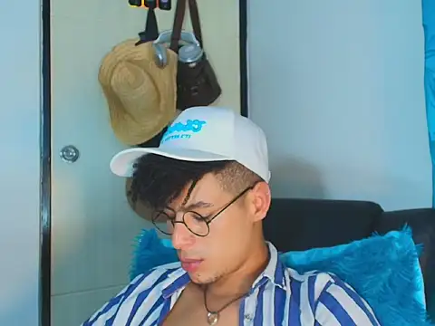 Snapshot of ThiiagoSaeenz chatting on 06-11-26, 12:32 ThiiagoSaeenz online show from 06-11-26, 12:32