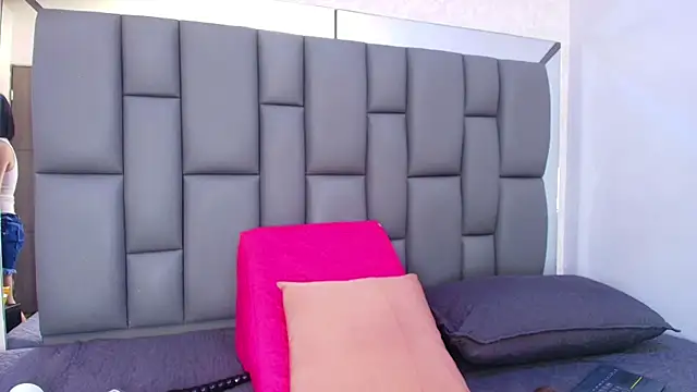 melany roberts  online show from 04-11-26, 03:14