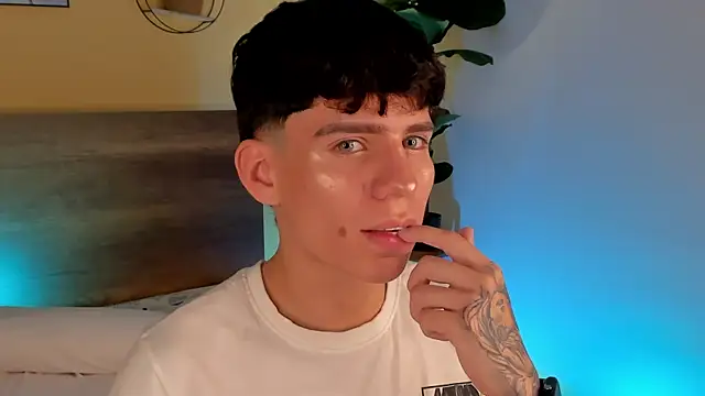 Snapshot of Angel_eros_ chatting on 02-12-26, 04:56 Angel eros online show from 02-12-26, 04:56