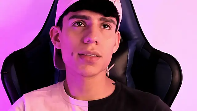 Snapshot of Angel_eros_ chatting on 03-01-26, 05:40 Angel eros online show from 03-01-26, 05:40