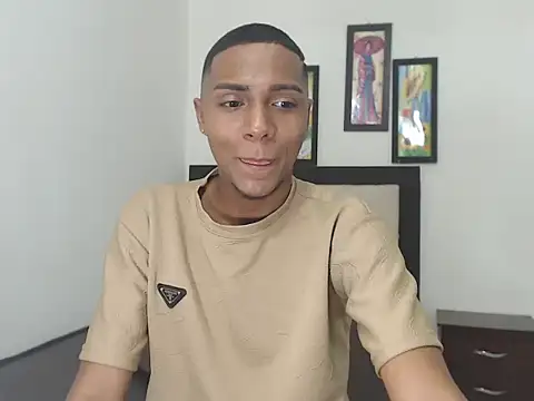 Snapshot of hotboyluxe chatting on 02-14-26, 02:45 hotboyluxe online show from 02-14-26, 02:45