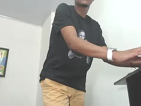 Snapshot of hotboyluxe chatting on 02-23-26, 04:18 hotboyluxe online show from 02-23-26, 04:18