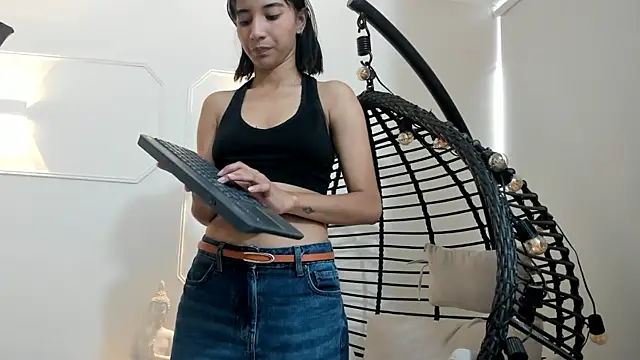 Snapshot of Emily_bruss chatting on 06-18-26, 08:47 Emily bruss online show from 06-18-26, 08:47