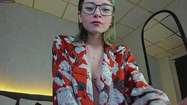 Snapshot of Scarle_Whisper chatting on 02-27-26, 01:17 Scarle Whisper online show from 02-27-26, 01:17