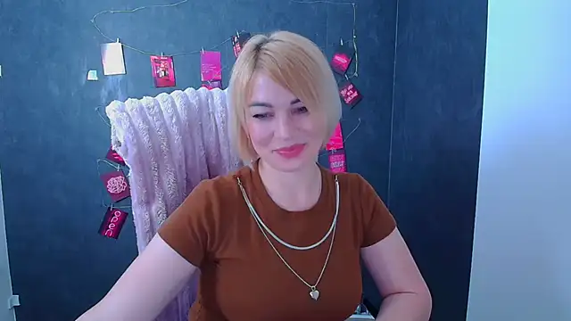 Snapshot of CuttieEmma chatting on 06-20-26, 01:05 CuttieEmma online show from 06-20-26, 01:05