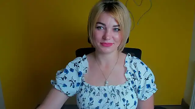 Snapshot of CuttieEmma chatting on 08-03-26, 11:38 CuttieEmma online show from 08-03-26, 11:38