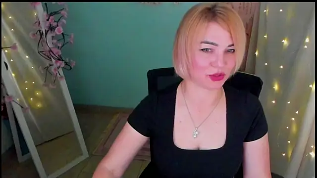 Snapshot of CuttieEmma chatting on 06-17-26, 01:54 CuttieEmma online show from 06-17-26, 01:54