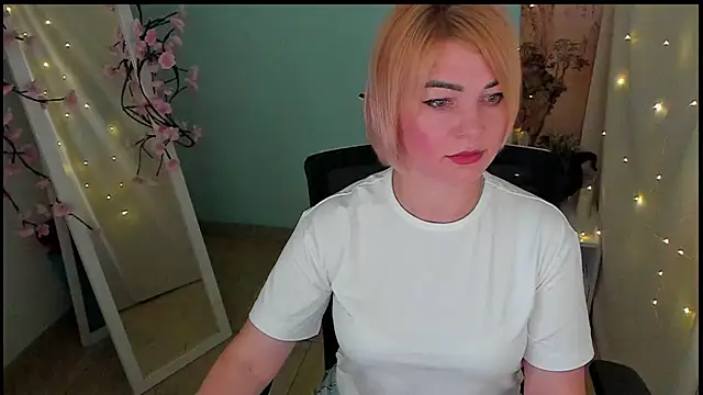 Snapshot of CuttieEmma chatting on 06-19-26, 07:14 CuttieEmma online show from 06-19-26, 07:14