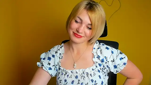Snapshot of CuttieEmma chatting on 07-17-26, 05:59 CuttieEmma online show from 07-17-26, 05:59