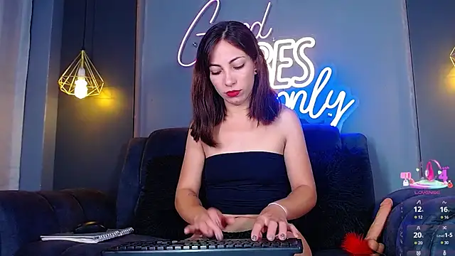 Snapshot of MIA_ROOUSE_ chatting on 02-12-26, 01:44 MIA ROOUSE online show from 02-12-26, 01:44