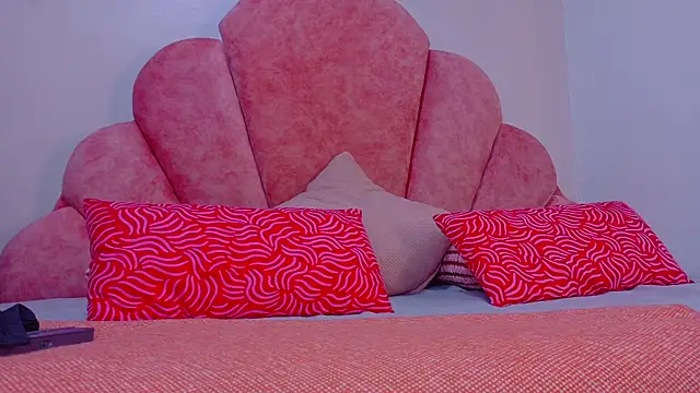 EmmaLou   online show from 02-06-26, 04:08