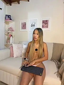 Snapshot of Mia_Rosee1 chatting on 06-11-26, 12:32 Mia Rosee1 online show from 06-11-26, 12:32