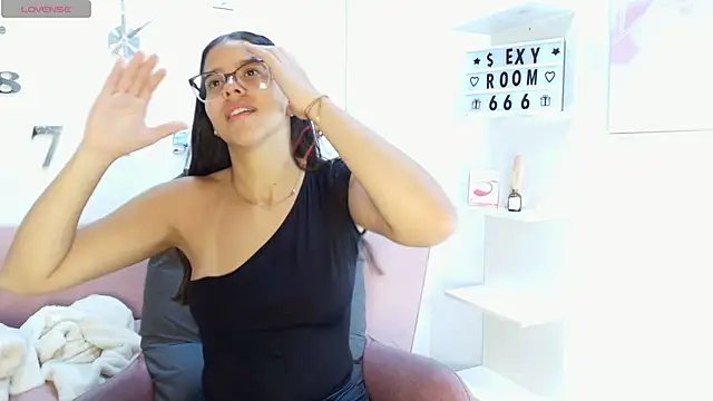 Snapshot of Luna_Millers chatting on 02-08-26, 11:41 Luna Millers online show from 02-08-26, 11:41