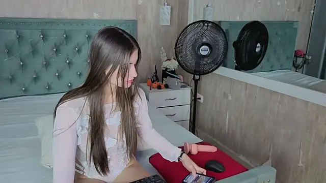 Snapshot of Miia_Velvett chatting on 03-12-26, 02:54 Miia Velvett online show from 03-12-26, 02:54