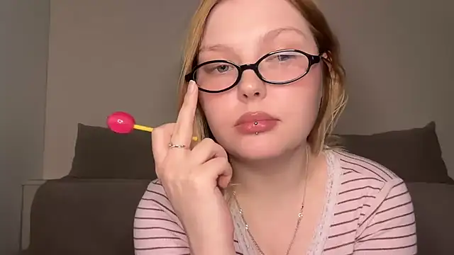 Snapshot of Ophelia_Ritz chatting on 05-16-26, 09:03 Ophelia Ritz online show from 05-16-26, 09:03