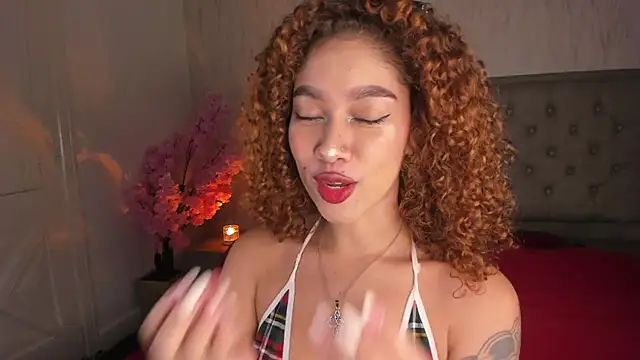 Snapshot of Sienna_brunette chatting on 05-10-26, 12:20 Sienna brunette online show from 05-10-26, 12:20