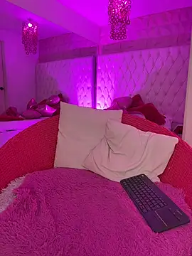 Snapshot of Kitty_madness chatting on 02-19-26, 08:28 Kitty madness online show from 02-19-26, 08:28