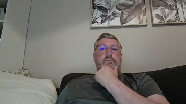 doudou310 online show from 04-11-26, 03:47