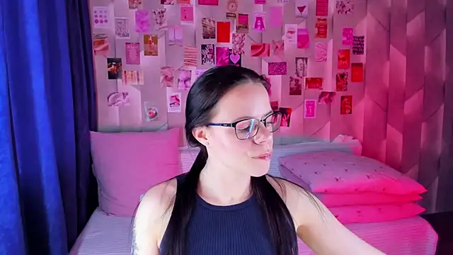 Snapshot of Alanna_Pow chatting on 04-19-26, 03:07 Alanna Pow online show from 04-19-26, 03:07