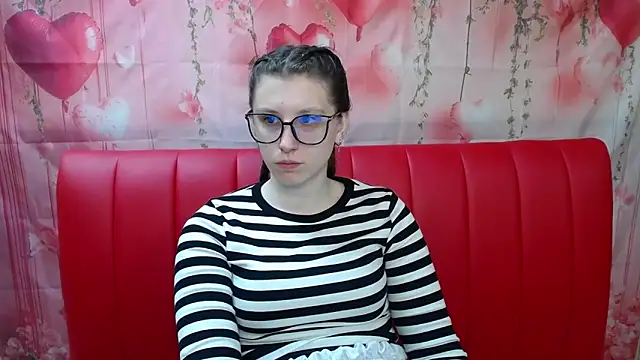 Snapshot of LilianaShine chatting on 04-28-26, 05:12 LilianaShine online show from 04-28-26, 05:12