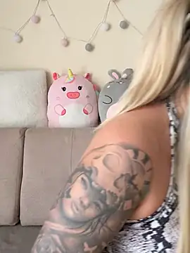 sexybatwomen33 online show from 03-03-26, 11:39