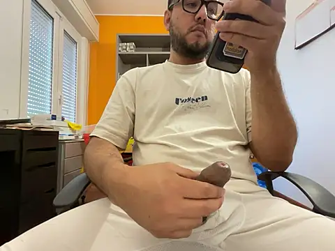 Snapshot of latinocalientehot chatting on 06-18-26, 04:12 latinocalientehot online show from 06-18-26, 04:12