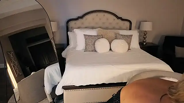 Snapshot of Hot_Wife_Amber chatting on 06-22-26, 05:15 Hot Wife Amber online show from 06-22-26, 05:15